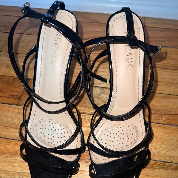 Black strappy pointed toe heel. - Picture 6 of 8